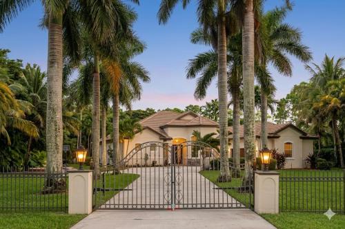 Royal Palms Villa, Pool, Spa, Private Gate, 1,5 acre