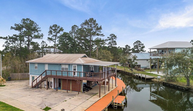 Rustic Cajun Paradise Camp House with Waterfront 125ft dock!