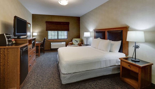 Rustic Charm Meets Modern Comfort: Cozy Lodge in Downtown Sioux City