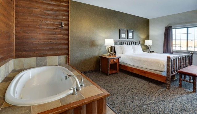 Rustic Charm Meets Modern Comfort: Cozy Lodge in Downtown Sioux City