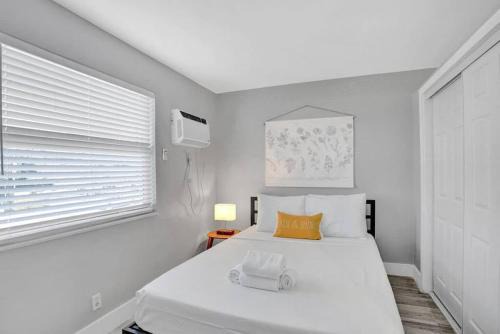 Rustic Retreats Beachy 1BR for 4 guests in the heart of Fort Lauderdale