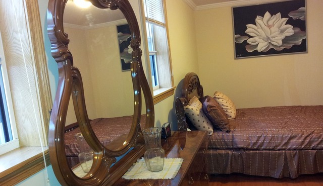 SAFE, CLEAN Apartment. Close to Manhattan, Shops, Restaurants, PARKING+WIFI