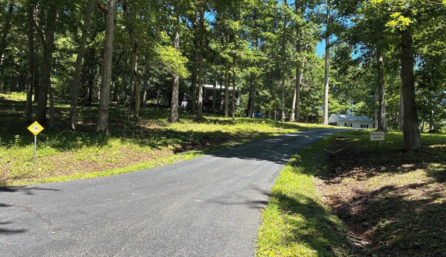SECLUDED TREE HOUSE Escape 2BR+Office, Fast Internet/Wi-Fi, Paved Roads