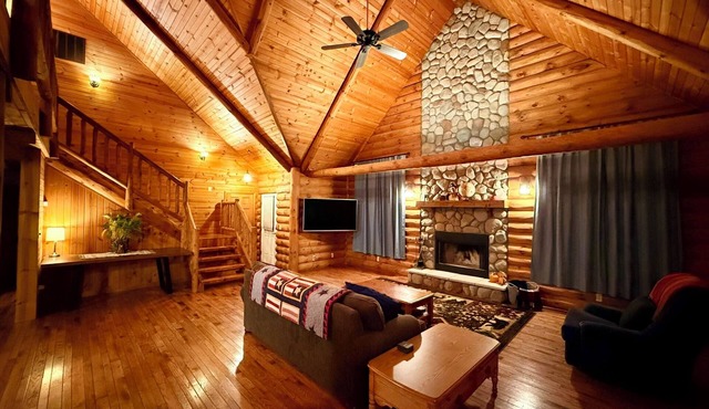 Serene Log Cabin Forest Retreat - 25 min from Indiana Dunes & Lake MI Beach!