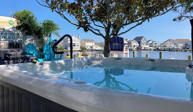 Shorely Waterfront XL 2nd FL 2/3BR 2.5bth Private Jacuzzi, Dock, Kayaks, Bikes