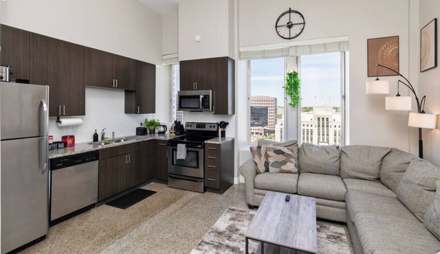 Sky Condo - 13th Floor 2br/1ba In Central Downtown