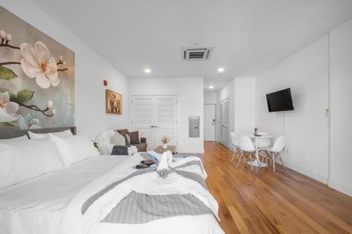 Skyline Studio - Modern Comfort Pool Access