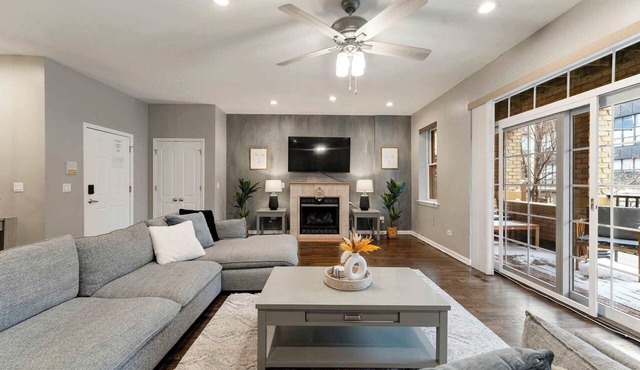 South Loop 3BD 2BA Condo with Balcony and Parking