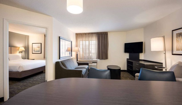 Spacious 1BR Suite w/Kitchenette Ideal for Family Trip - Pets welcome!