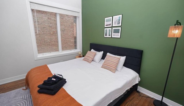 Spacious 4BR West Loop Retreat with Optional Parking