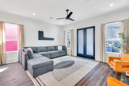 Spacious 5BR w fire pit, balcony & backyard oasis