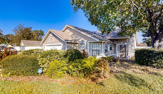 Spacious and quiet home with private patio & enclosed yard