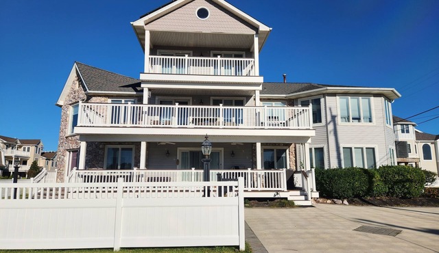 Spacious beach house, 7 bed/4bath, steps from the beach!