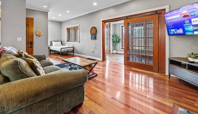 Spacious Downtown Apartment with Free Parking!