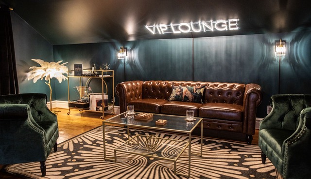 Spacious! Game room & VIP Lounge, Jungle rm, Bubble Chairs, & Record Player!