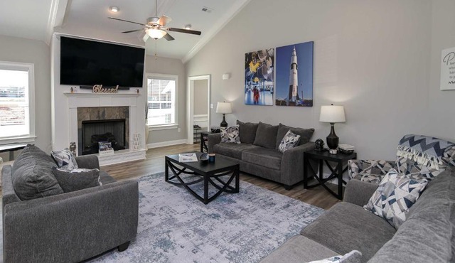 Spacious Hazel Green Home w/Fireplace, Yard!