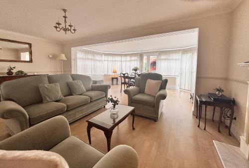 Spacious Home for Workers & Families - Quiet area