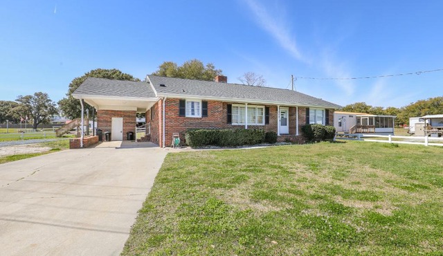Spacious Home with Waterfront View-Welcome Pets