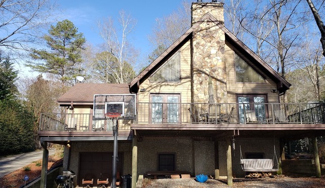 Spacious Lake Hartwell home with cozy cabin appeal, 15 mins to Clemson Free WiFi