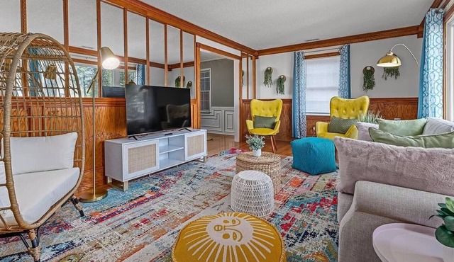 Spacious mid-century house 5 min from North Hills