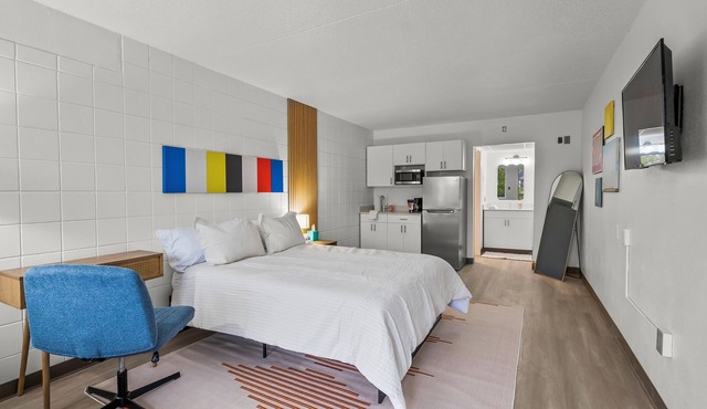 Stay Downtown, Free Gated Parking, Renovated Studio! 523