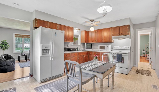 Stay with Jeff. 3-bedroom house or rent the entire home, by doubling the rate.