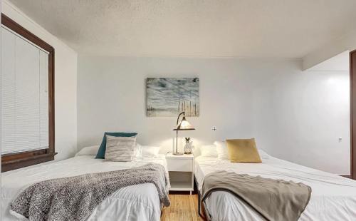 Studio Sleeps 4 - Next to 3 Breweries!