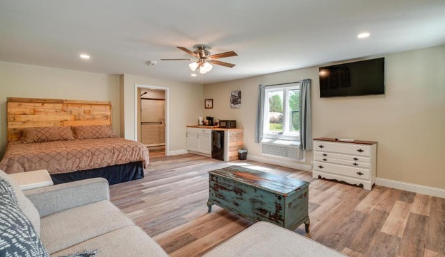 Studio Stay w/Deck in Missouri Wine Country