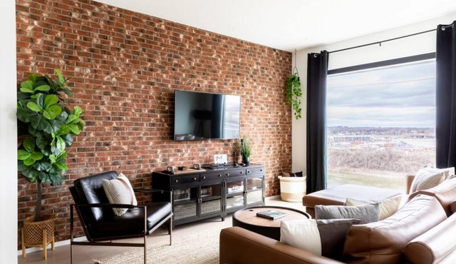 Stunning River View Condo Walk to Downtown Rooftop Patio