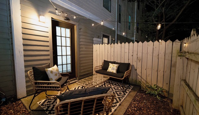 Stylish&Cozy~Backyard~Parking~W/D~Walk to Stadiums