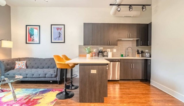 Stylish friendly 3BR Suite near McCormick