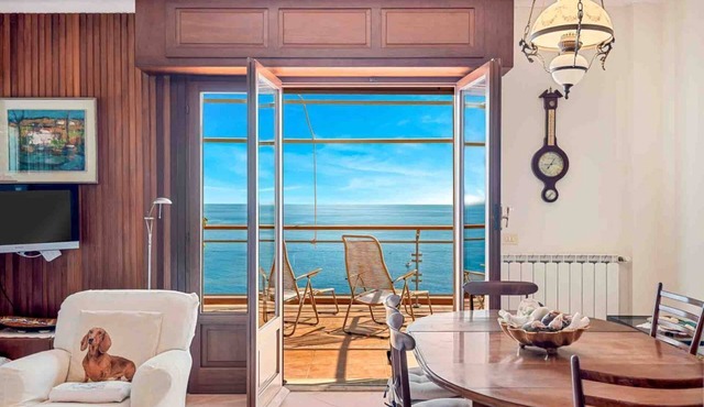 Terrazza Paradiso is a splendid house located in the Fegina area of ​Monterosso al Mare.To reach this corner of paradise, you have to tackle a shaded path made up of about 160 low steps but the effort is amply rewarded by the breathtaking view. The