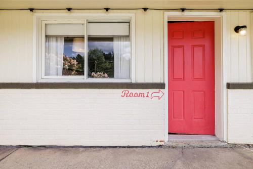 The Billy Motel Double Room with Retro Charm