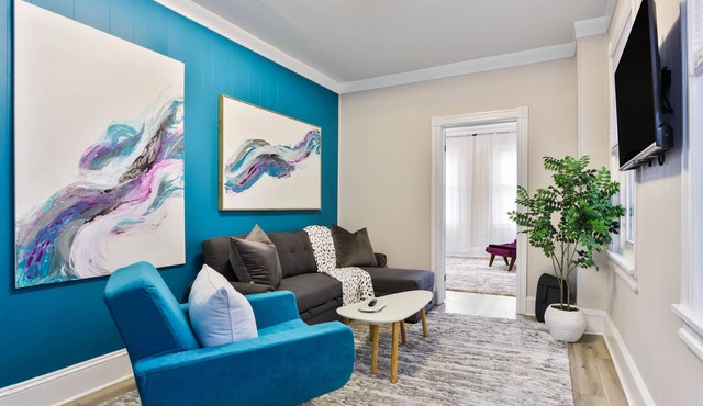 The Downtown Hive: Sophisticated stay steps from Main St Bethlehem!