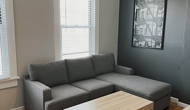 The Elevated Soulard Escape: Cozy 1-bedroom apartment. Pet- Friendly!