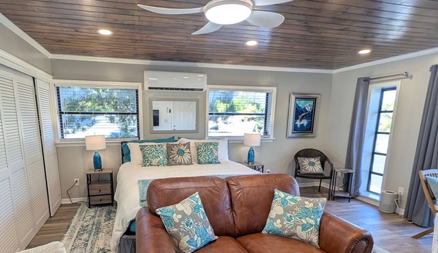 The Loft at Paradise - Studio with Full Kitchen & King Bed
