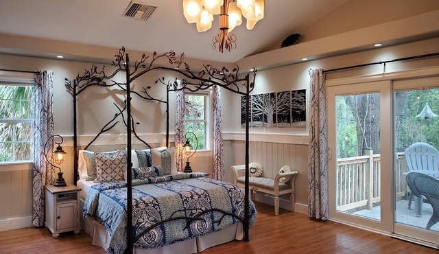 "THE MODERN TREE HOUSE" ~ Historic District ~ 2,100 Sq.Ft. Open-Plan ~ 3 BR/2BA