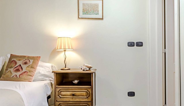 This 70m2 apartment accommodates 3 people and is located on the first floor of a historic building without a lift, which can be accessed by passing through the internal cloister.It is located in the center of Rome, in a perfect spot for visiting the city