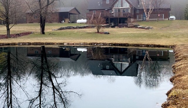Tranquil 4-bdm log cabin in Port Austin, Private with a fishing pond & Hot tub