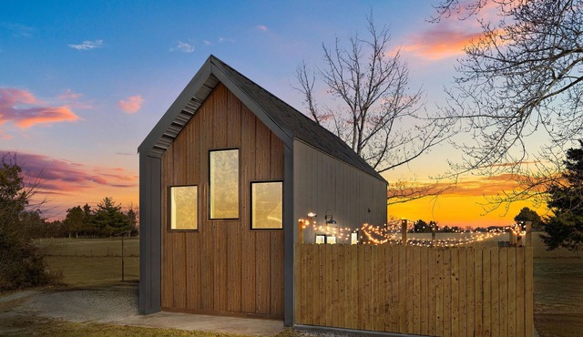 Unique Tiny Home! Lakefront ~ BBQ Grill ~ Couple's Retreat