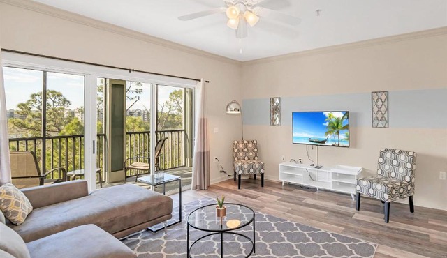 Upscale 3BR Condo with Netflix and shared Pool and Hot Tub, near Disney!