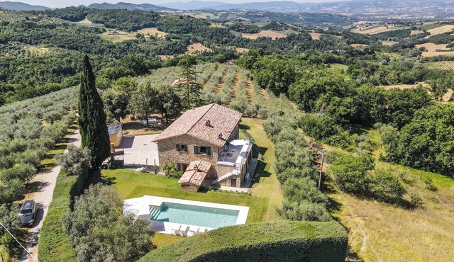 Villa with private and air conditioning near Todi. Quiet location & 100% privacy