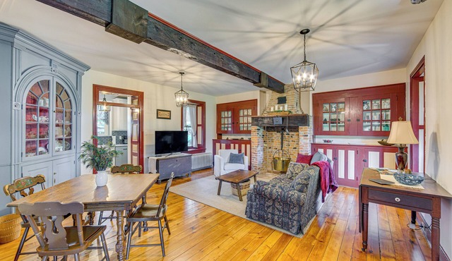 Walk to Creek: Mount Joy Home Near Nook Sports