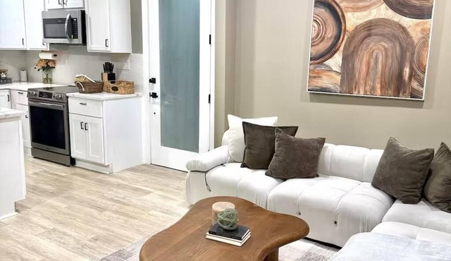 Walk to DPAC + Bulls - Chic Downtown Durham condo