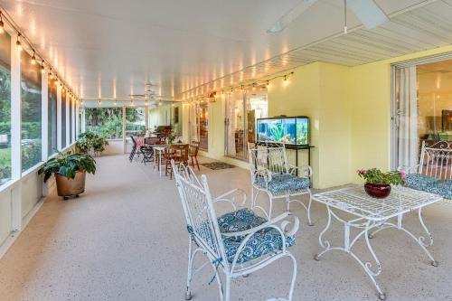 Walkable Historic District Gem: 2 Mi to Dtwn Ocala
