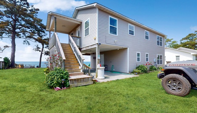 Waterfront getaway with sound views, washer/dryer, furnished deck, & AC