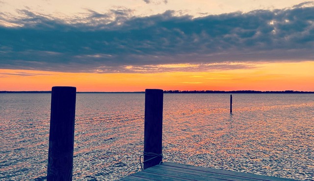 Waterfront, Private Dock, Fire Pit, Hot Tub, Screened Porch and Beach Access!