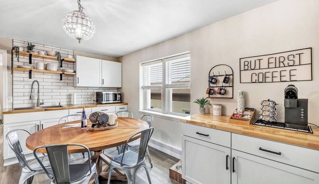 Welcome to The Steele Magnolia! Completely renovated 2 bed/1ba plus bonus pull out futon couch. We are located directly across the street from Von Stiehl Winery and are just a few minutes walk to Crescent Beach!