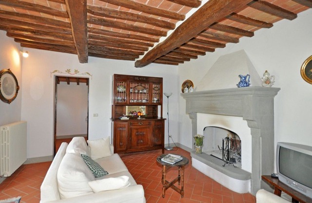 2 bedroom Apartment, sleeps 4 in Cortona with Pool, Air Con and WiFi