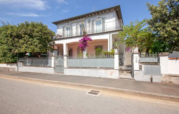 3 bedroom accommodation in Quercianella -LI-